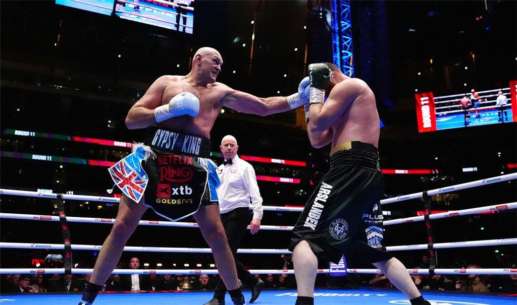 Ungefährdeter Sieg: Tyson Fury (l) im Ring gegen Arslanbek Machmudow.