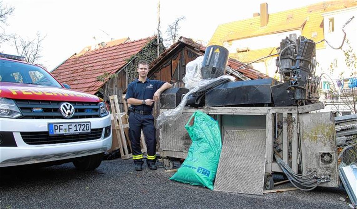 Ungeliebtes Kind: Keiner will den Schrotthaufen, der einmal eine Spritzgussmaschine war, haben. Solange nicht geklärt ist, welcher Lkw-Fahrer das sperrige Teil am frühen Freitagmorgen auf der B10 bei Enzberg verloren hat, stiehlt sie wertvollen Platz im Hof der Mühlacker Feuerwehr.