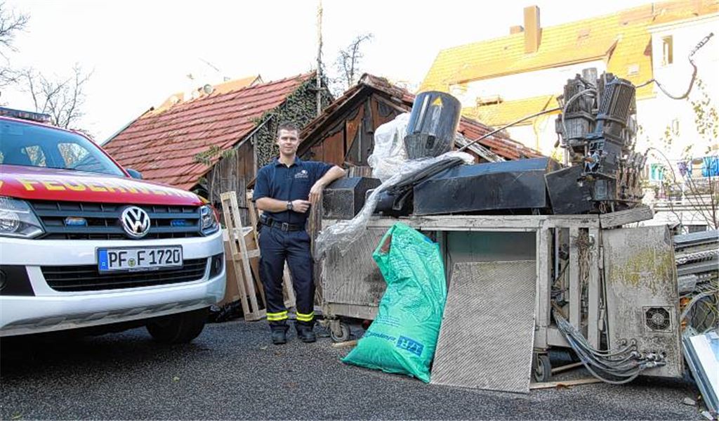 Ungeliebtes Kind: Keiner will den Schrotthaufen, der einmal eine Spritzgussmaschine war, haben. Solange nicht geklärt ist, welcher Lkw-Fahrer das sperrige Teil am frühen Freitagmorgen auf der B10 bei Enzberg verloren hat, stiehlt sie wertvollen Platz im Hof der Mühlacker Feuerwehr.