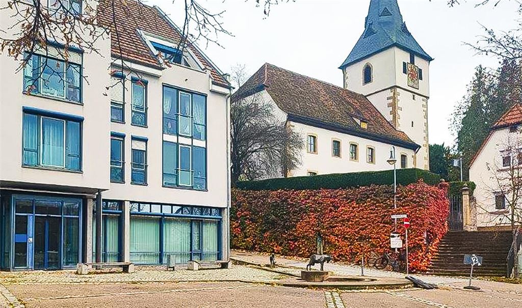 Ungenutzt: die früheren Flächen der Enztalbank im Wohn- und Geschäftshaus neben der Kirche in Lomersheim. Foto: privat