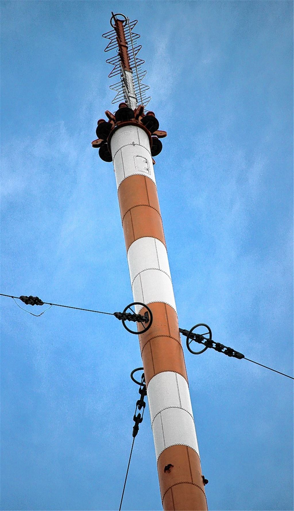Ungewisse Zukunft: Der große Sendermast ist ab 2016 akut gefährdet.