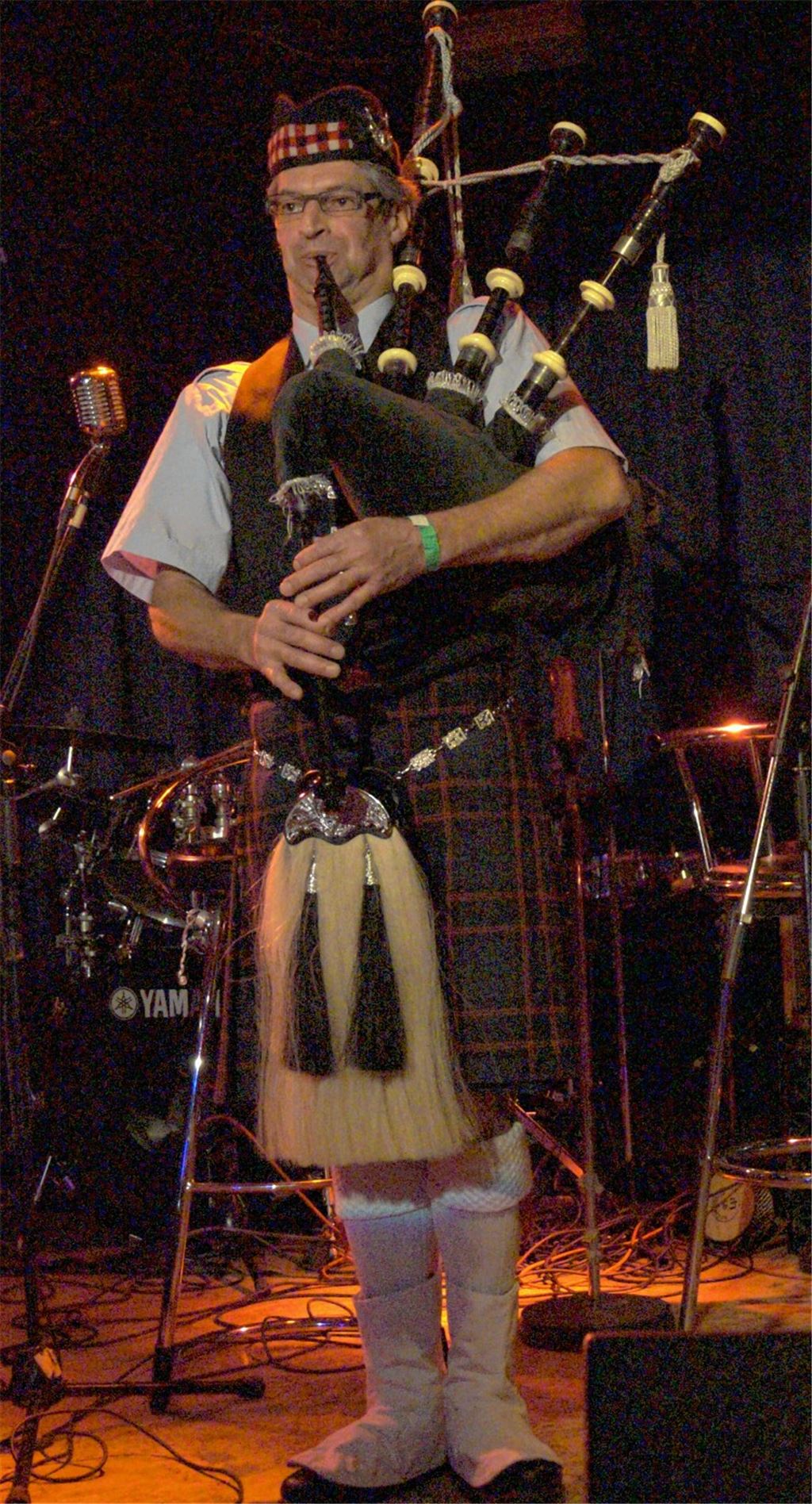 Ungewöhnliche Klänge bietet ein Dudelsackspieler von „Backdraft Pipes and Drums“ aus Bönnigheim. Bild rechts: Wolfgang Kienzle, Larissa Felber und Amina Moussli (v.li.) singen „Halleluja“.