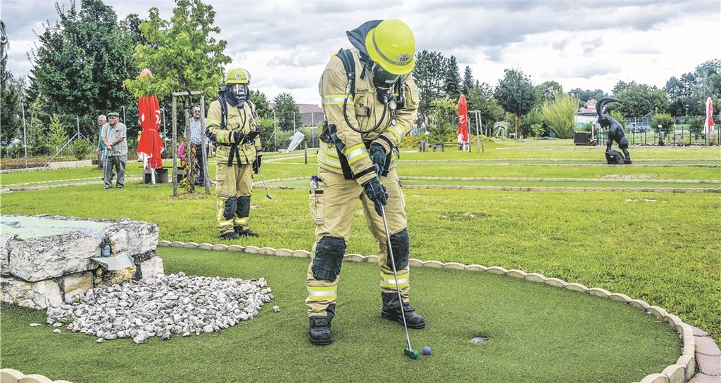 Ungewöhnlicher Einsatz: die Atemschutzgeräteträger der Feuerwehrabteilung Mühlacker am Freitag auf dem Minigolf-Platz. Stahlfeld