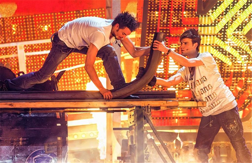 Ungewöhnliches Hobby: Die Ehrlich Brothers verbiegen Bahnschienen.