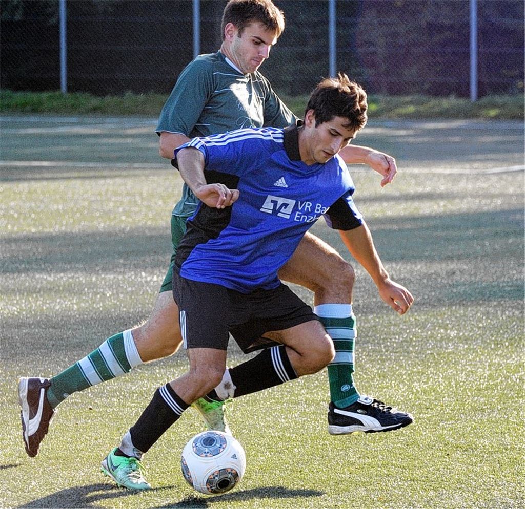 Ungewohnt: Der SV Iptingen in blauen Trikots stolpert gegen Gemmrigheim.