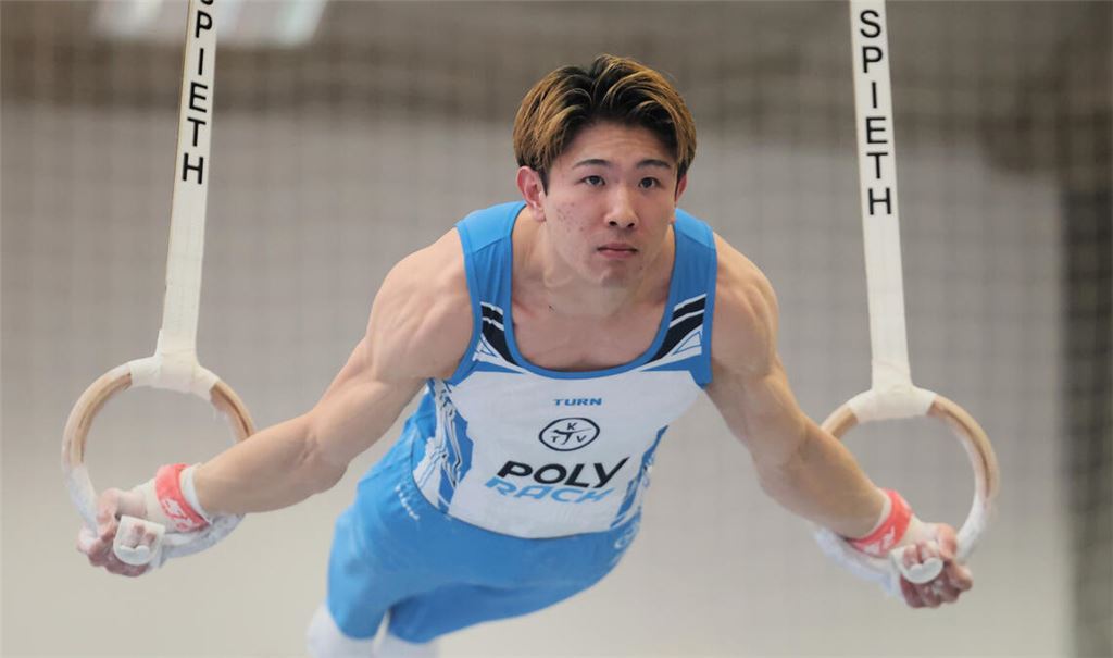 Ungewohnte Rolle für Tomoya Kashiwagi: Beim Siegerländer KV turnt der Japaner erstmals im Dress der KTV einen Sechskampf, das heißt alle sechs Geräte. Fotos: Arendt