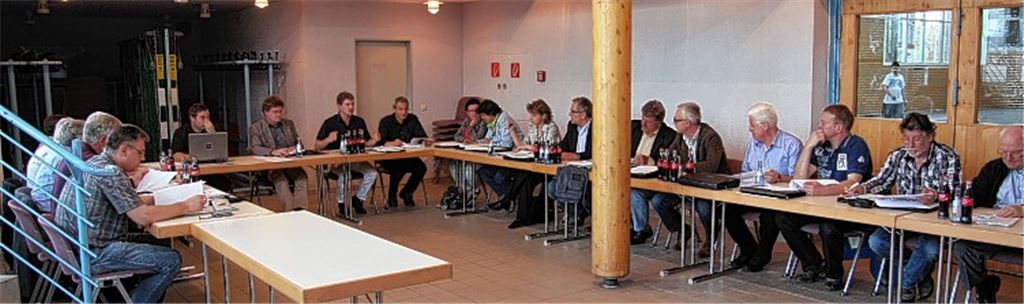 Ungewohnter Schauplatz: Der Wiernsheimer Gemeinderat tagt nach langer Zeit wieder einmal im Foyer der Pinacher Waldenserhalle und beschließt eine Offensive in Sachen Kinderbetreuung.