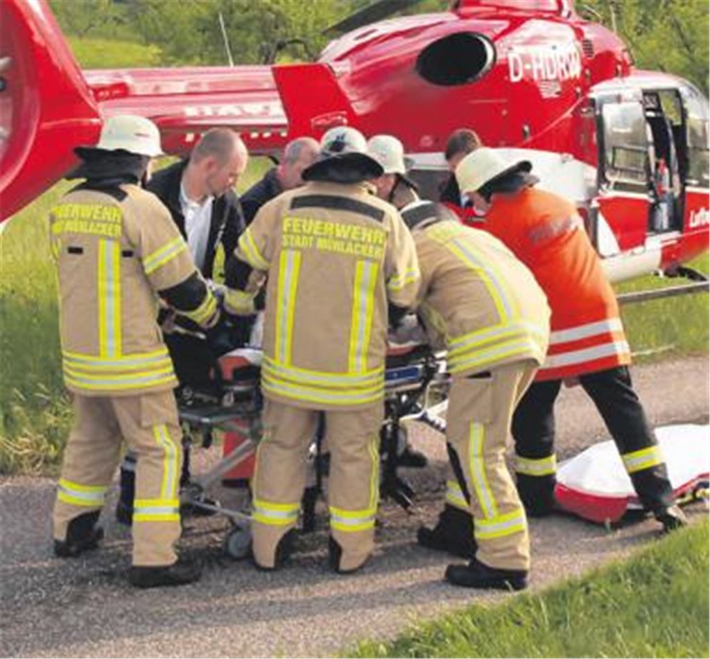 Ungewohntes Bild: Am Unfallort besteht die neue Einsatzkleidung der Mühlacker Feuerwehr den Praxistest  während andere Kameraden weiterhin im gewohnten Orange-Rot mit anpacken.
Foto: Franz