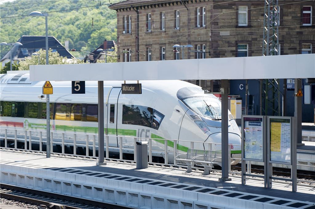 910_0008_189855_vh_ICE_Bahnhof_Muehlacker_Umleitung