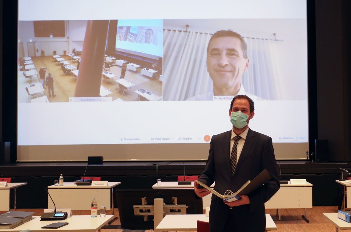 Ungewohntes Bild: Nur Landrat Bastian Rosenau ist im Kreistag bei der Vorstellung des Haushalts 2021 anwesend. Finanzdezernent Frank Stephan befindet sich in Corona-Quarantäne, wird aber live aus seinem Home-Office zugeschaltet, um dem Gremium die Zahlen zu präsentieren und gleichzeitig für eine höhere Kreisumlage zu werben. Foto: Goertz