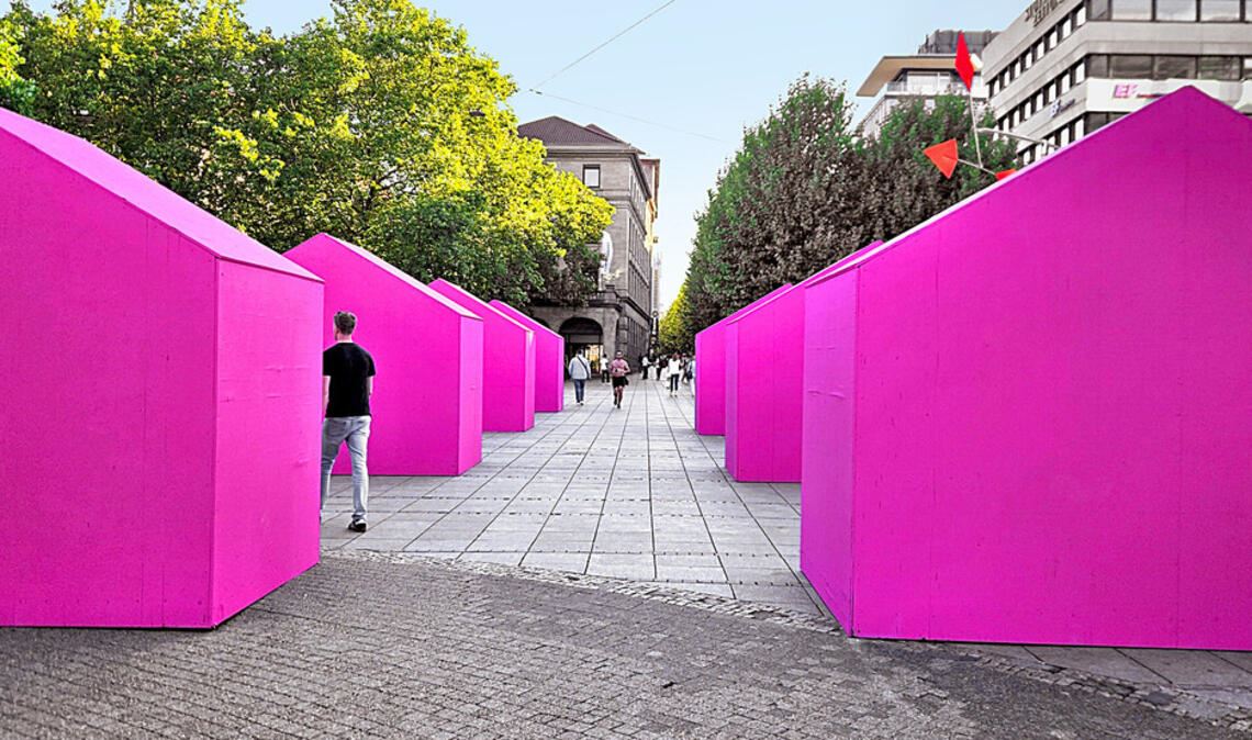 Pinke Häuser am Stuttgarter Schlossplatz Ungewohntes Bild auf der Königstraße: Zwölf knallbunte Minihäuser versperren den Weg.