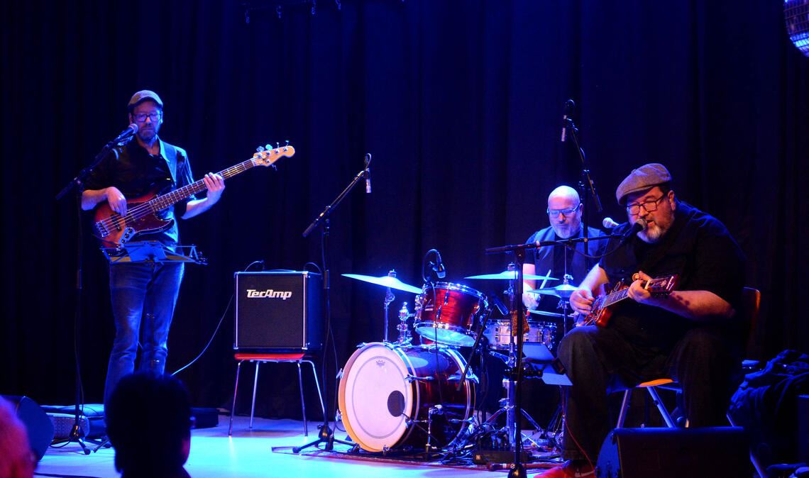 Unglaublich lässig: „Michael van Merwyk & The Jookbox Zoo“ grooven zum Abschluss der Konzertreihe Bluesfrühling 2024 im „Pro Zwo“. Foto: Stahlfeld
