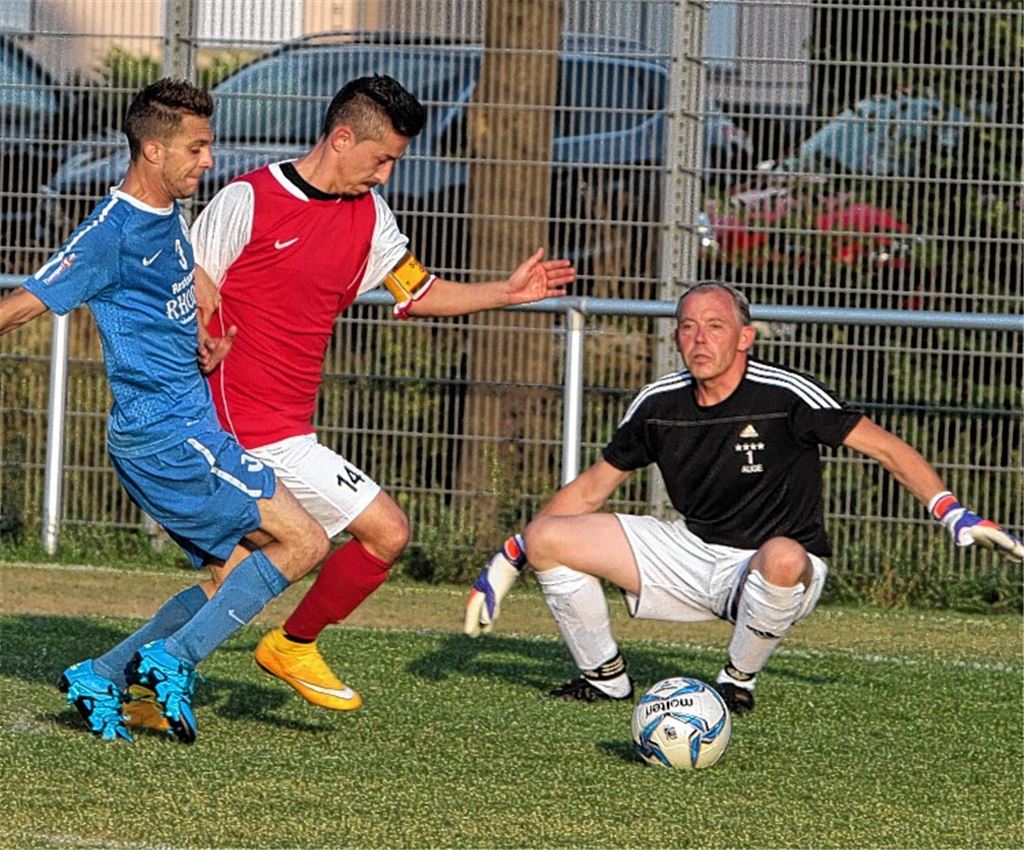 Unglaubliche Szene kurz vor der Halbzeit: Knittlingens Ufuk Kocaoglu (Mitte) schüttelt Matija Jovanovic ab, umkurvt Torwart Ralph Augenstein und setzt den Ball aus kurzer Distanz dann doch nur an den Pfosten.