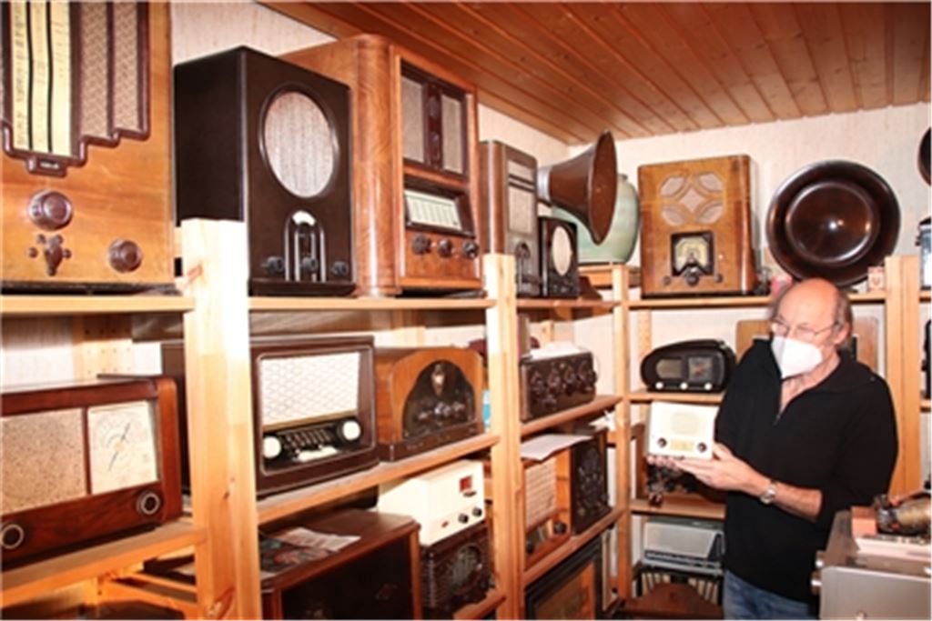 Unglaubliche Vielfalt: Rund 350 verschiedene Modelle von Röhrenradios umfasst die Sammlung von Helmut Kohler, die er gemeinsam mit dem verstorbenen Sohn Martin zusammengetragen hat. Fotos: Arning
