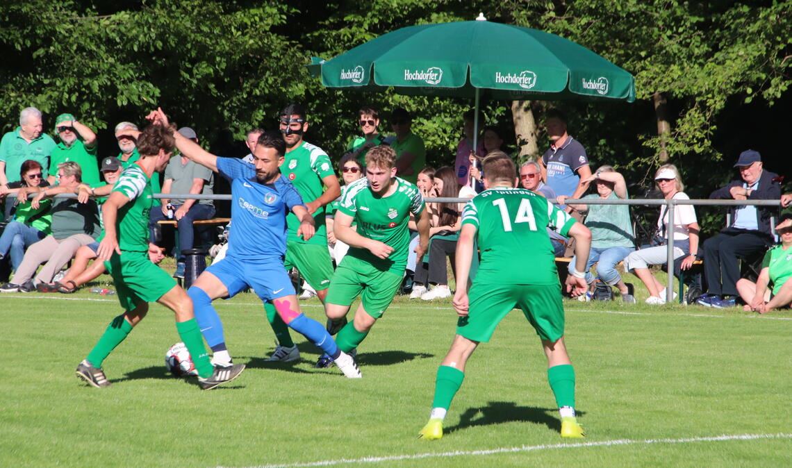 Ungleiches Duell: Im Aufstiegshalbfinale gegen den AC Italia Markgröningen ist der SV Iptingen (in Grün) nicht nur in dieser Szene klar in der Übermacht. Fotos: Arning