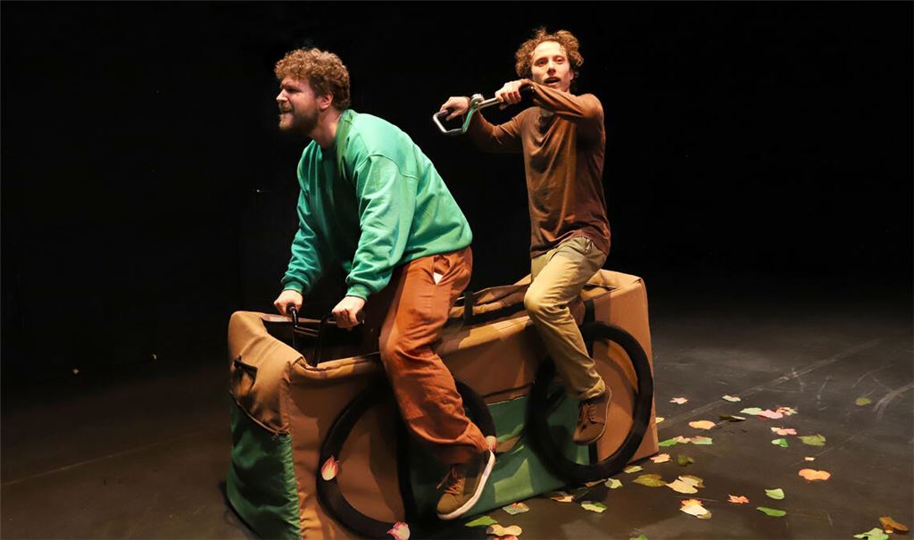Ungleiches Tandem: die Brüder Adam und Atticus Brown. Foto: Theater Pforzheim/Haymann