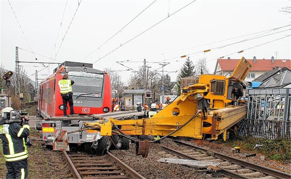 Unglück wirbelt Fahrpläne durcheinander: Ein Regionalexpress stößt mit einem Schwerlasttransporter zusammen. 
