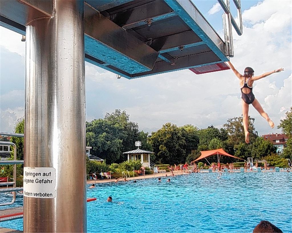 Unglückliches Zusammentreffen: Beim Sprung vom Drei-Meter-Brett übersieht ein Mädchen den Jungen im Wasser.