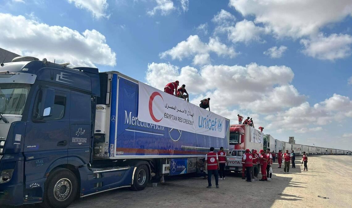 Unicef und der Rote Halbmond liefern 2023 Hilfsgüter nach Gaza. Israel setzte nun die Hilfslieferungen nach Gaza aus (Archivfoto).