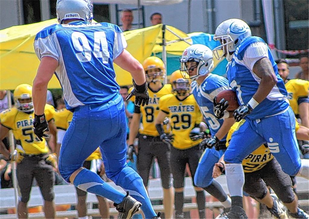 Unkonzentriert im Angriff: In Frankfurt arbeitet sich die Wilddogs-Offensive (in Blau) mehrmals an die Ein-Yard-Linie der Gegner heran, ohne dann zu punkten.