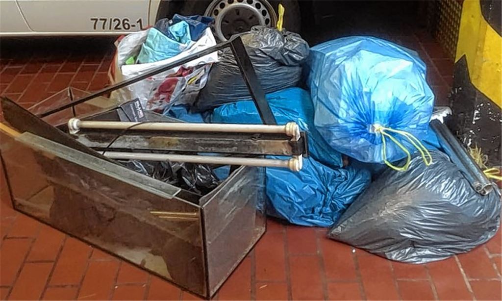 DRK fürchtet Schlange im Kleidersack