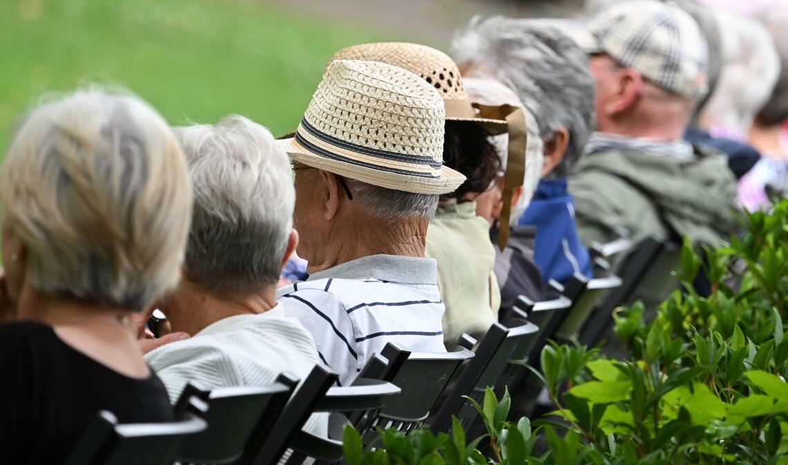 Unmittelbar nach Renteneintritt arbeiten viele Menschen noch weiter.