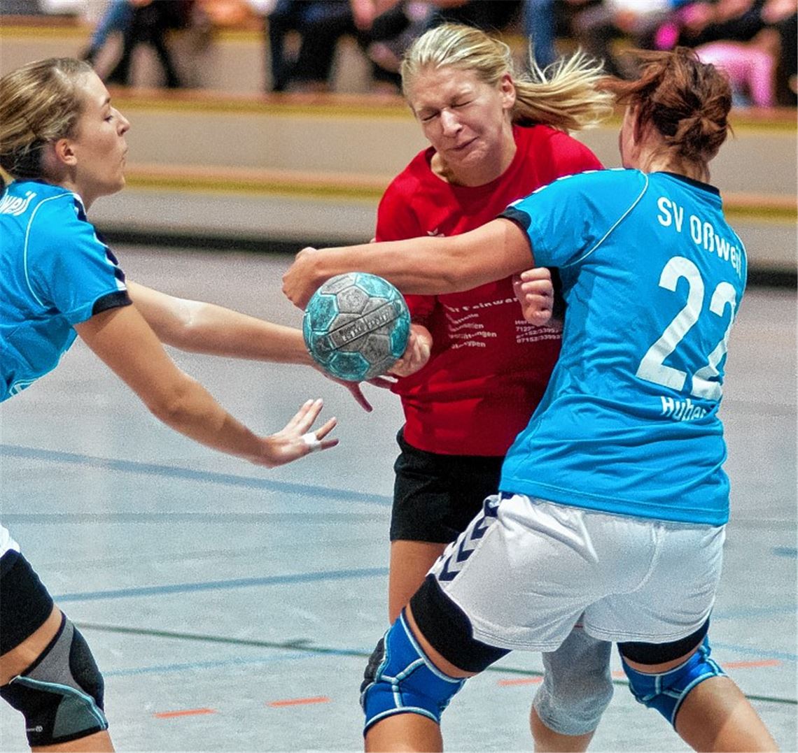 Unsanft gestoppt: Die Handballfrauen des TSV Wiernsheim (in Rot) scheitern am neuen Tabellenführer SV Ludwigsburg Oßweil. Foto: Zschorsch