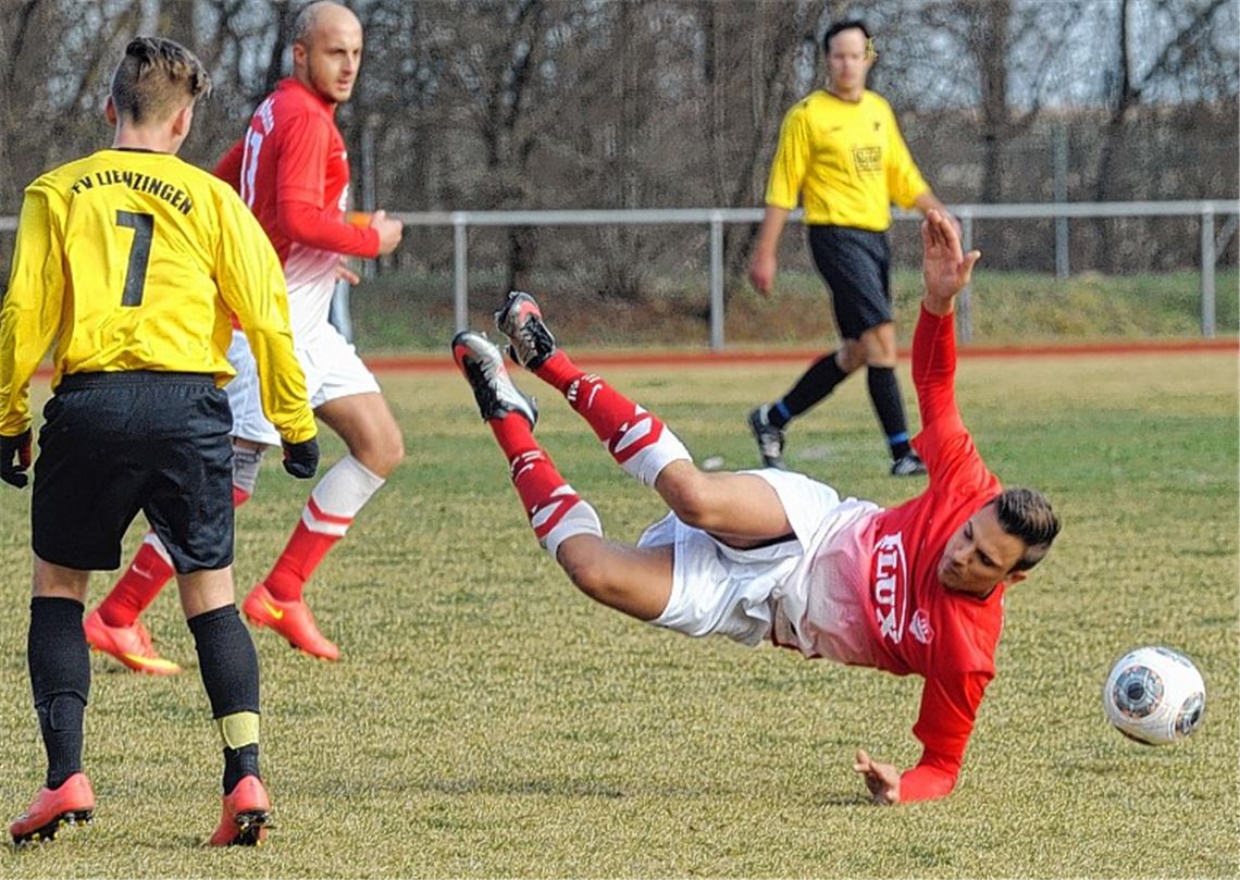 Unsanfte Landung für den TSV Maulbronn (rote Trikots). Das Nachbarschaftsduell gegen den FV Lienzingen geht auf eigenem Platz klar verloren.
