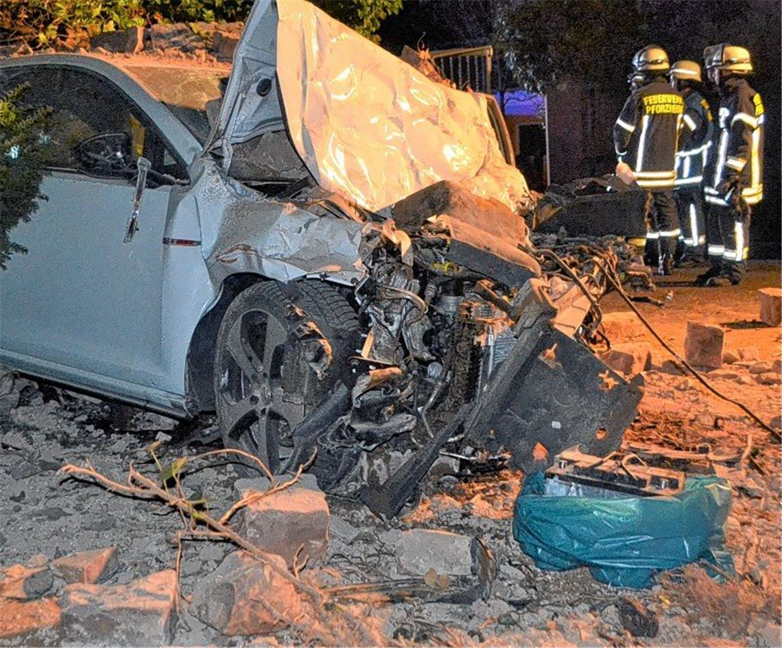 Auto durchbricht Friedhofsmauer Auto durchbricht Friedhofsmauer