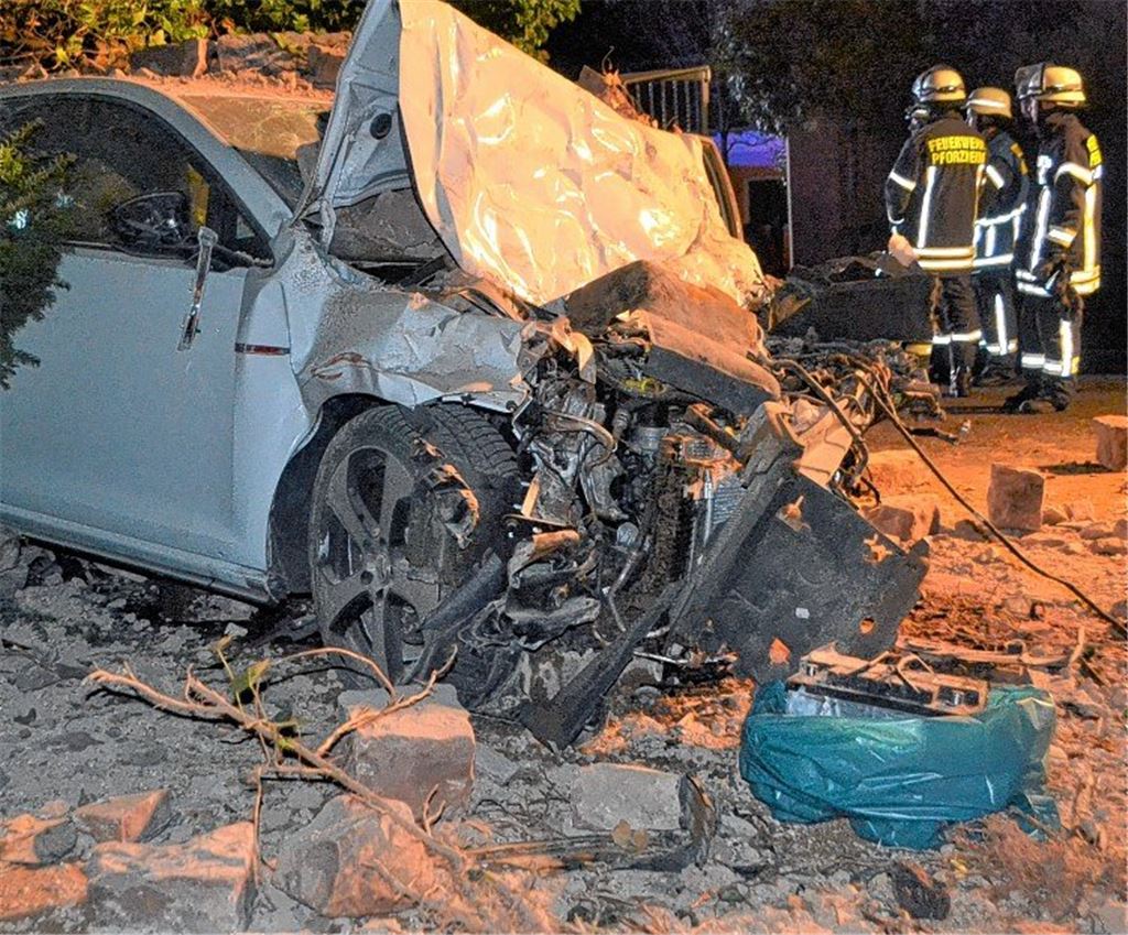 Auto durchbricht Friedhofsmauer