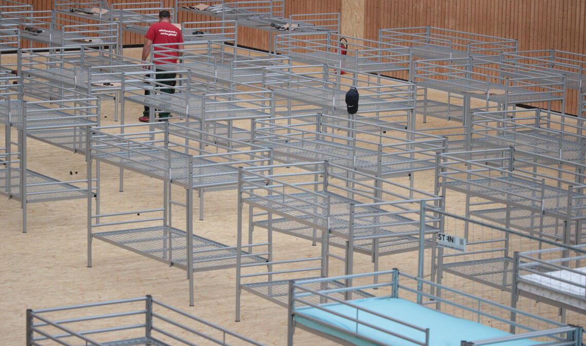 Unser Archivbild zeigt, wie in der Kerschensteiner-Sporthalle hinter der Beruflichen Schule Mühlacker Stockbetten für Geflüchtete aufgebaut werden. Noch jetzt wird die Halle zur Unterbringung dieser Menschen gebraucht. Foto: Archiv/Huber