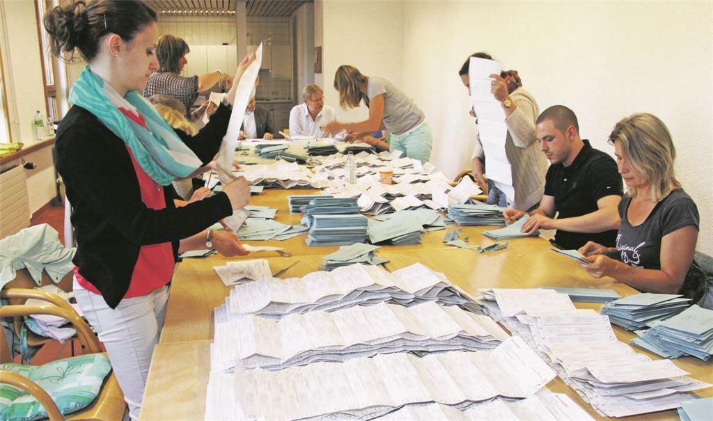 Unser Archivfoto zeigt die freiwilligen Helferinnen und Helfer des Briefwahlausschusses der Mühlacker Kernstadt bei der Arbeit. Werden bei der vorgezogenen Wahl wieder viele Stimmberechtigte ihr Kreuzchen auf diese Art machen? Das Zeitfenster für diese Art zu wählen ist im Vorfeld des 23. Februar jedenfalls kleiner als gewöhnlich. Foto: Archiv/Sadler