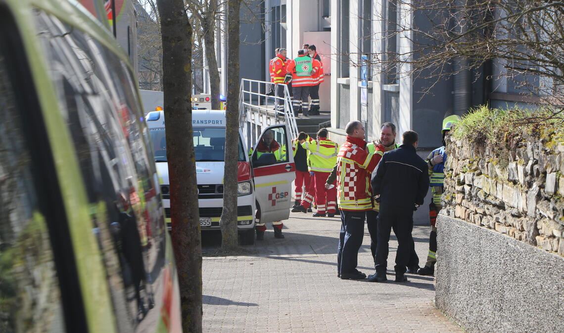 Unser Bild zeigt Einsatzkräfte, die wegen einer Reizgas-Attacke Anfang Februar an die Schillerschule in Mühlacker ausgerückt waren. Noch laufen die Ermittlungen in dem Fall. Archivfoto: Disselhoff