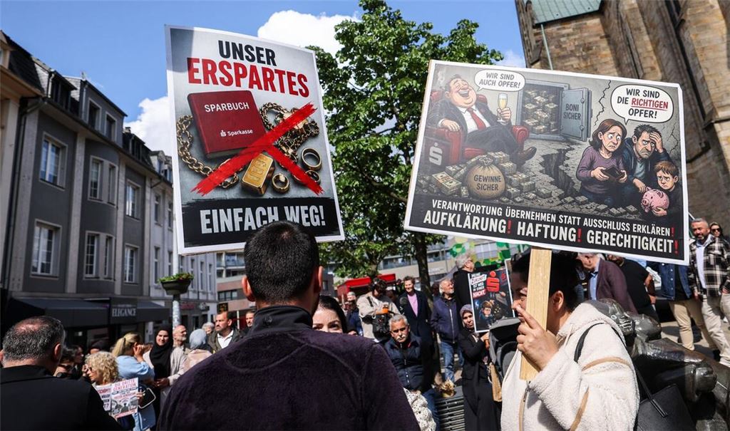 "Unser Erspartes - einfach weg", klagten geschädigte Sparkassenkunden Anfang Mai bei einer Kundgebung in Gelsenkirchen. Jetzt beginnen die ersten Zivilprozesse gegen die Sparkasse. (Archivbild)