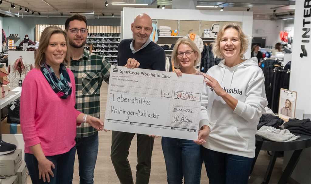 Unser Foto zeigt die Sämann-Mitarbeitenden Sonja Bachmaier (v.li.), Raphael Probst, Kaufhaus-Geschäftsführer Klaus Sämann und Marika Renner, die den symbolischen Scheck über 5000 Euro an Lebenshilfe-Chefin Sandra Sailer überreichen. Foto: Fotomoment