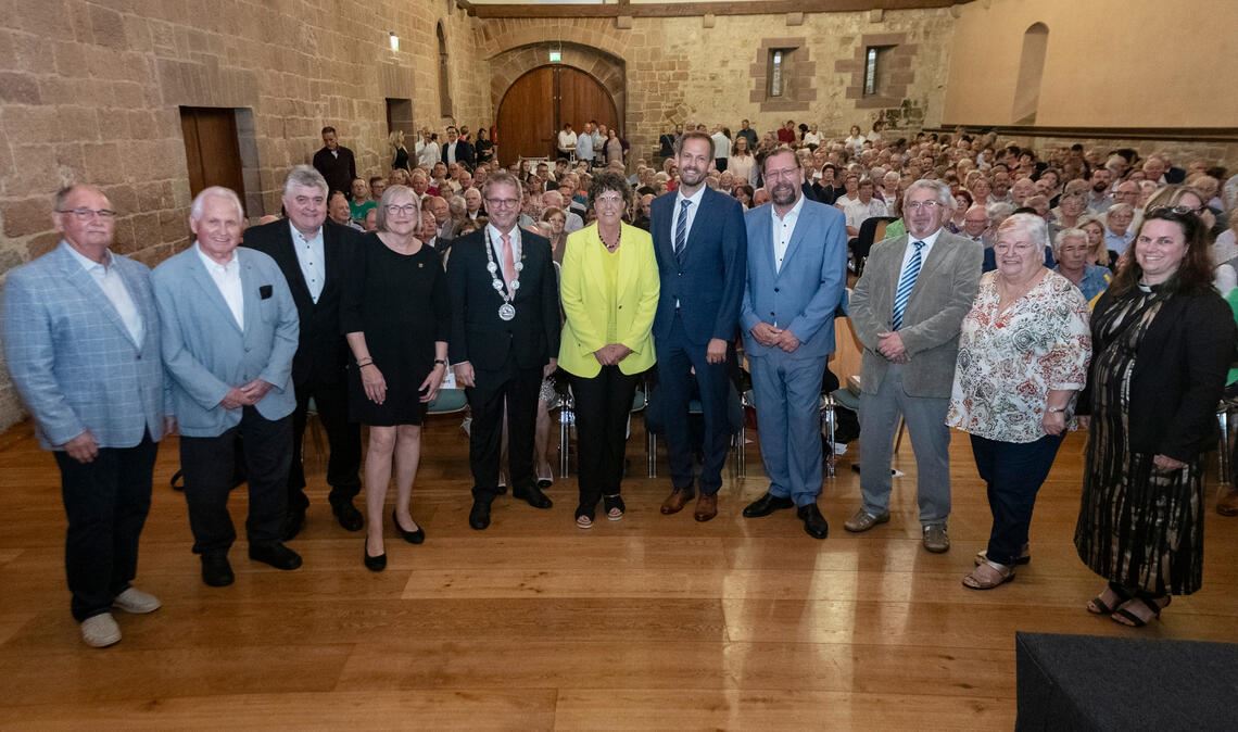 Unser Foto zeigt von links: Hans-Peter Bugar, Bürgermeister Altkirchen/Schmölln a.D., Dieter Dziellak, Bürgermeister Maulbronn a.D., Wolfgang Haalboom, Vertreter der Maulbronner Vereine, Karin Bohn-Abt, Vertreterin des Gemeinderats Maulbronn, Andreas Felchle – ein letztes Mal mit Amtskette –, Regierungspräsidentin Sylvia M. Felder, Landrat Bastian Rosenau, Michael Schmidt, Sprecher der Bürgermeister des Enzkreises, Michel und Roswitha Parrenin aus der Partnerstadt Le Valdahon, und die Maulbronner Pfarrerin Christine von Wagner. Fotos: Fotomoment