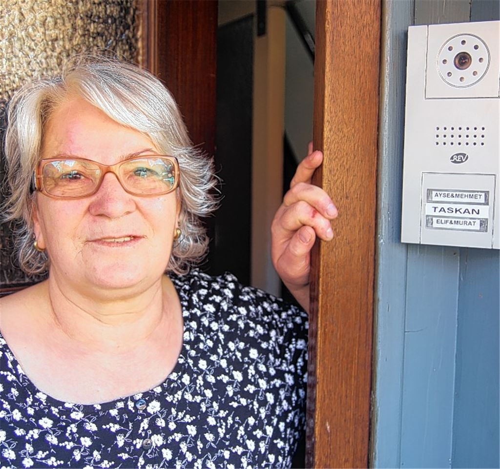 Unser Haus ist euer Haus: Ayse Taskan denkt nicht lange nach und nimmt mit ihrer Familie spontan sieben durch ein Feuer obdachlos gewordene Menschen bei sich auf. 