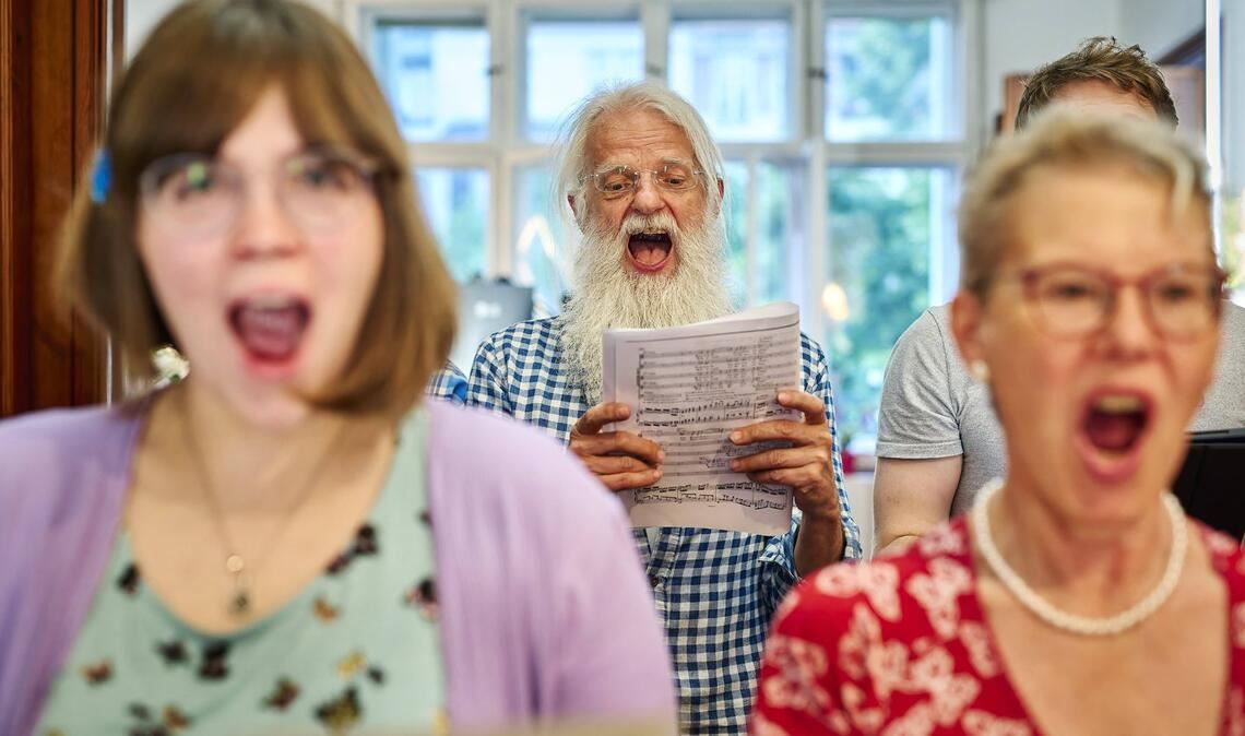 Unser Hörsystem hat einen Schutzmechanismus gegen sehr laute Geräusche, weil diese es zerstören könnten. Und wenn der Körper merkt: ‚Oh, das Gehör muss sich schützen’. Dann liegt irgendetwas in der Umwelt vor, das nicht gut für den Organismus ist.