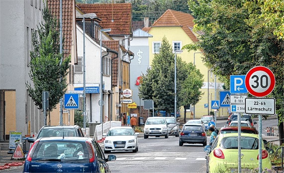 Unsere Fotomontage nimmt vorweg, was bald in Illingen Realität wird: Tempo 30 auf der Bahnhofstraße – aber nur zwischen 22 und 6 Uhr. Foto: Huber, Montage: MT
