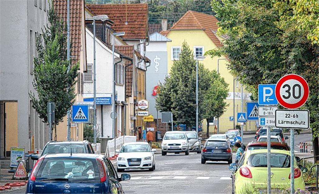 Unsere Fotomontage nimmt vorweg, was bald in Illingen Realität wird: Tempo 30 auf der Bahnhofstraße – aber nur zwischen 22 und 6 Uhr. Foto: Huber, Montage: MT