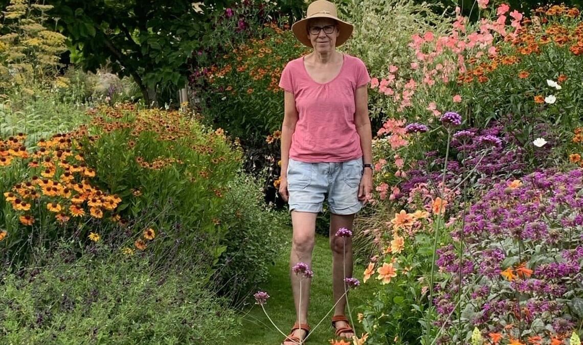Unsere Kolumnistin Elisabeth Kabatek im Open Garden von Phil Jones in North Wales