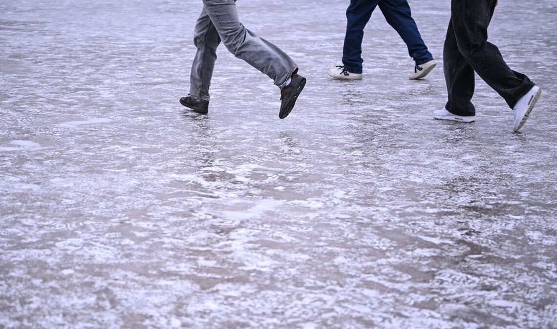 Unsichere Schritte, auch in Richtung Zukunft: Viele Jugendliche blicken pessimistisch in die Welt. (Symbolbild)
