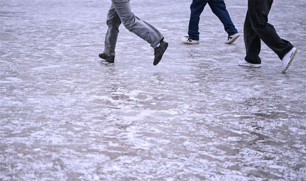 Unsichere Schritte, auch in Richtung Zukunft: Viele Jugendliche blicken pessimistisch in die Welt. (Symbolbild)