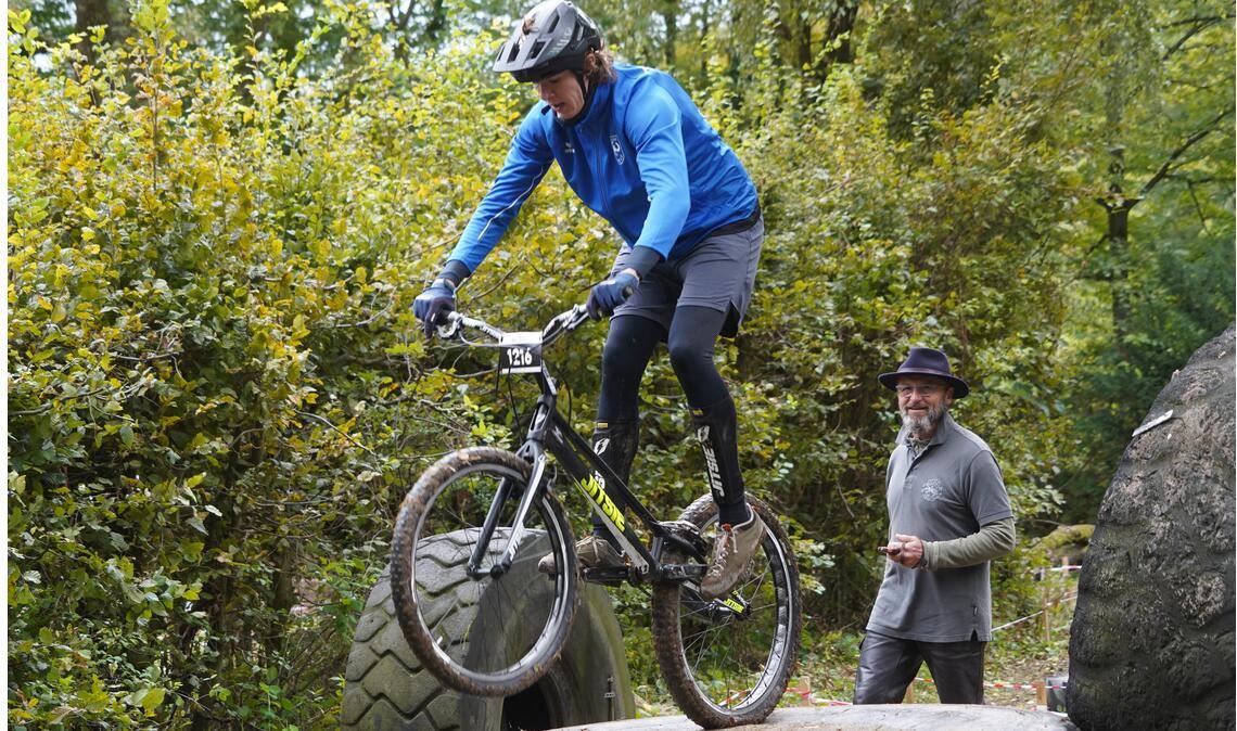 Unter Beobachtung; Die Trial-Athleten bei ihren Vorträgen in den Parcours. Fotos: Roller