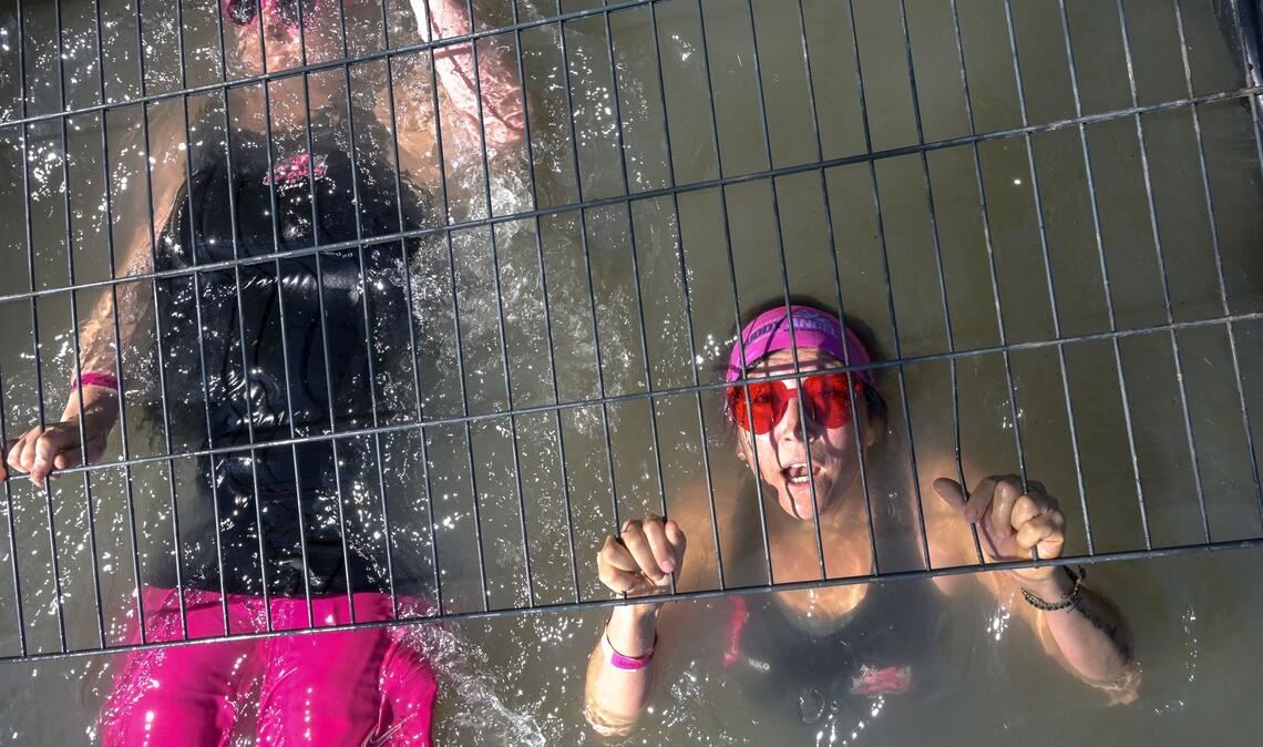 Unter Gittern - Teilnehmerinnen beim Muddy Angel Run