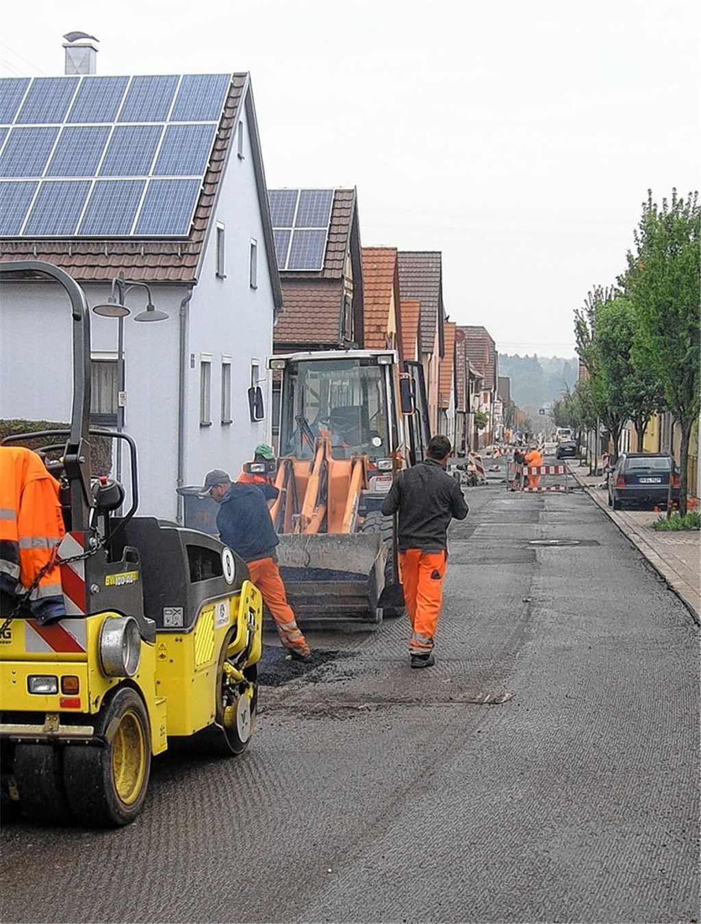 Unter Hochdruck: Die restlichen Arbeiten an der Pinacher Hauptstraße, bevor der Endbelag aufgezogen werden kann, sind in vollem Gange. 