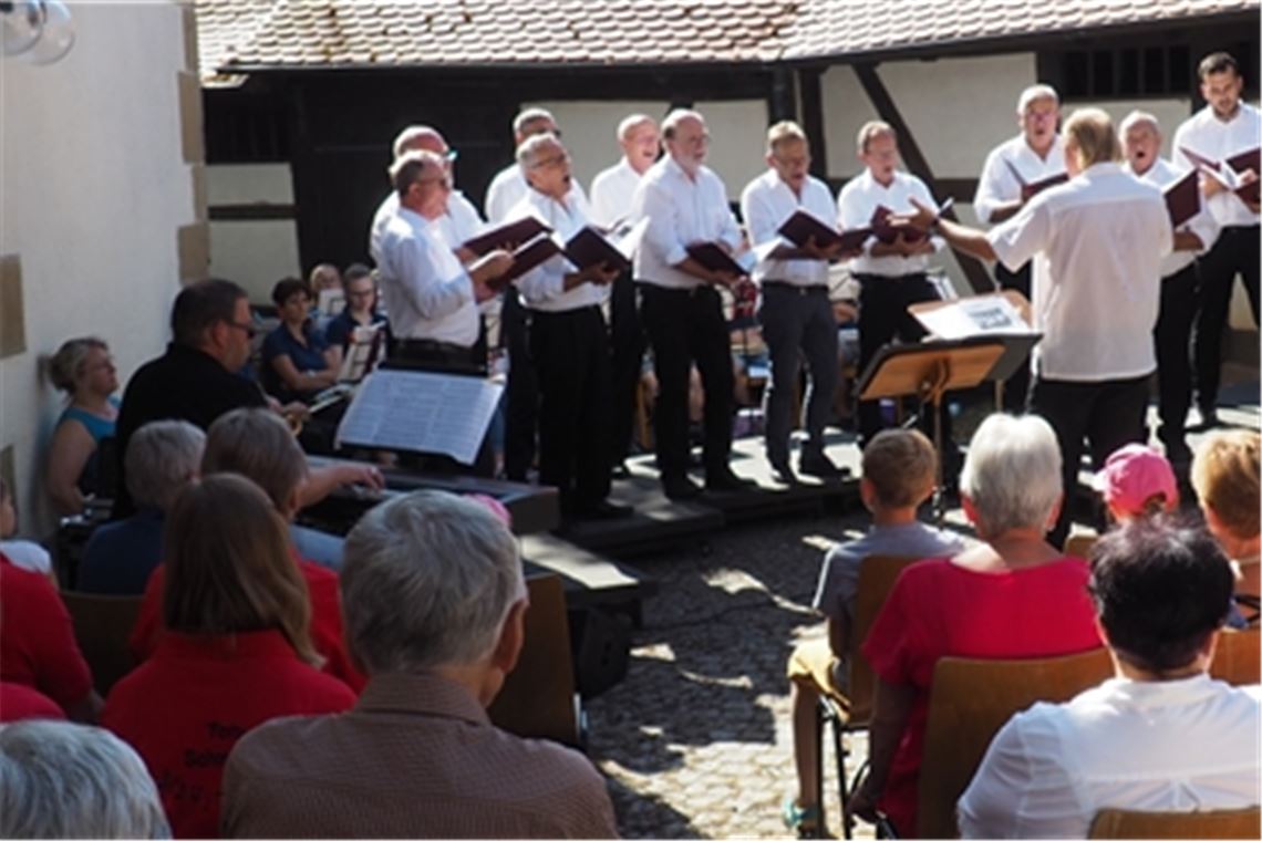 Unter Leitung von Carl Burger erfreut der MGV Lienzingen das Publikum mit alten deutschen Schlagern und Barbershop-Songs. Am E-Piano begleitet Jan Riedel. Foto: Müller