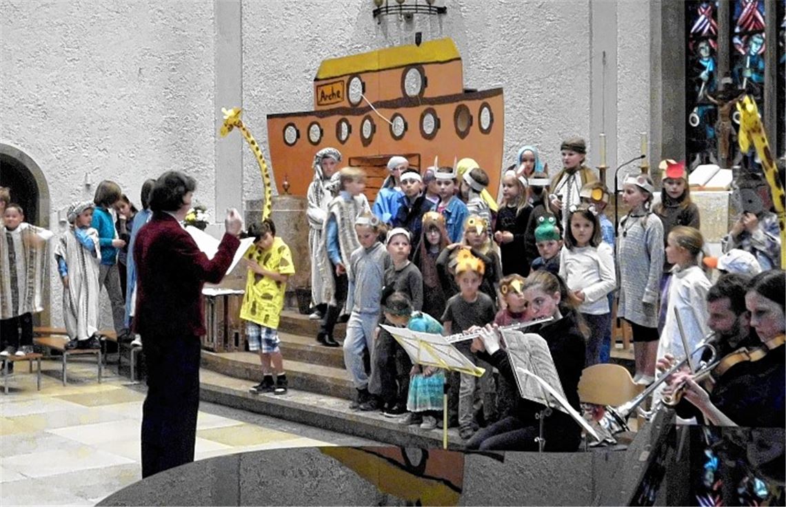 Unter Leitung von Kantorin Christiane Sauter-Pflomm ziehen die verschiedenen Tiere in die Arche ein. Foto: Rieger