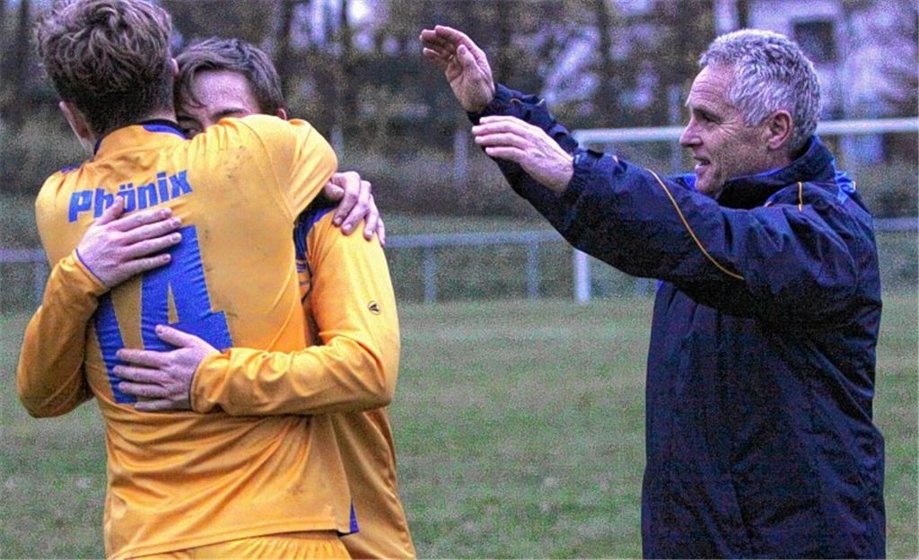 Unter Reiner Schäfer (re.), hier nach dem 4:0-Sieg im Derby beim SV Illingen Ende November, hat sich Phönix Lomersheim aus der Abstiegszone befreit. Foto: Eigner