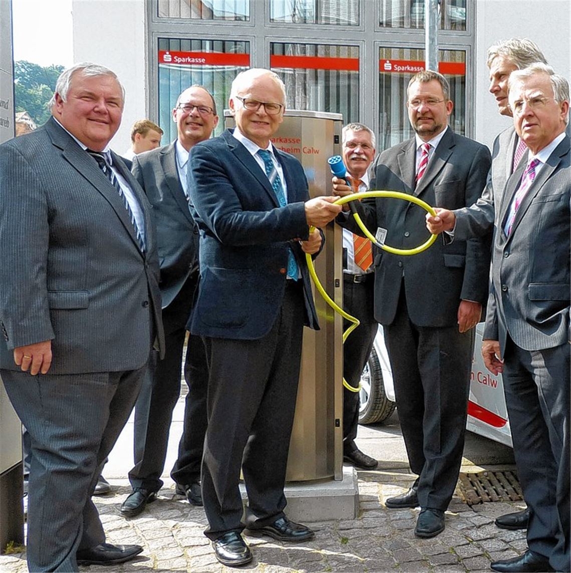 Unter Strom stehen an der neuen E-Zapfsäule der Sparkasse in Calw (von links): Hans Neuweiler (stellvertretender Vorstandsvorsitzender), Stephan Scholl (Vorstandsvorsitzender), Enzkreis-Landrat Karl Röckinger), Pforzheims Oberbürgermeister Gert Hager, Calws Landrat Helmut Riegger und Hans-Heiner Bouley (Vorstandsmitglied). Foto: Roth